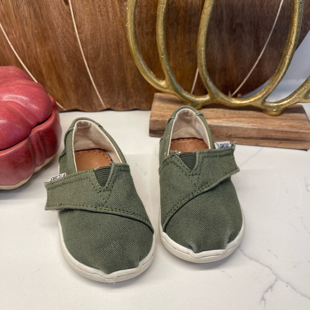 Toddler size 4 Tom’s shoes